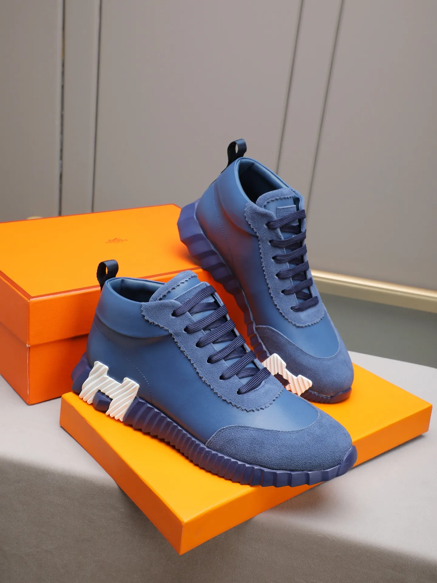 PPP460 (Hermes high-top men's shoes)🆕Men's sports shoes, decorated with textured calfskin details. Spliced ​​with original cowhide, this shoe draws inspiration from the equestrian world, integrating technical details and practical functions. Breathable sheep lining, original combination outsole, high-end quality, and every detail is perfectly combined! Size: 38-44 (45 can be customized)